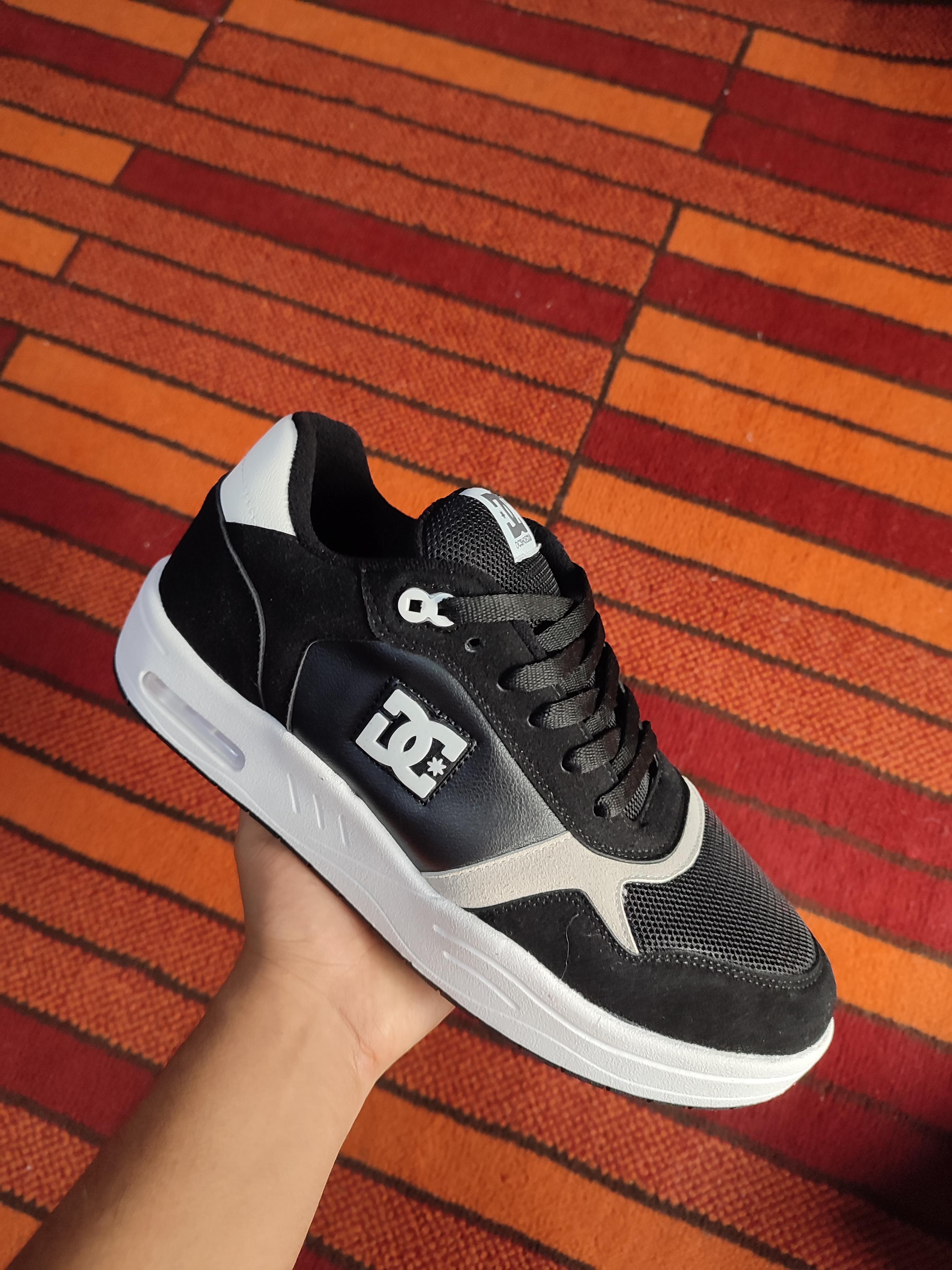 Zapatilla DC Negro planta blanca