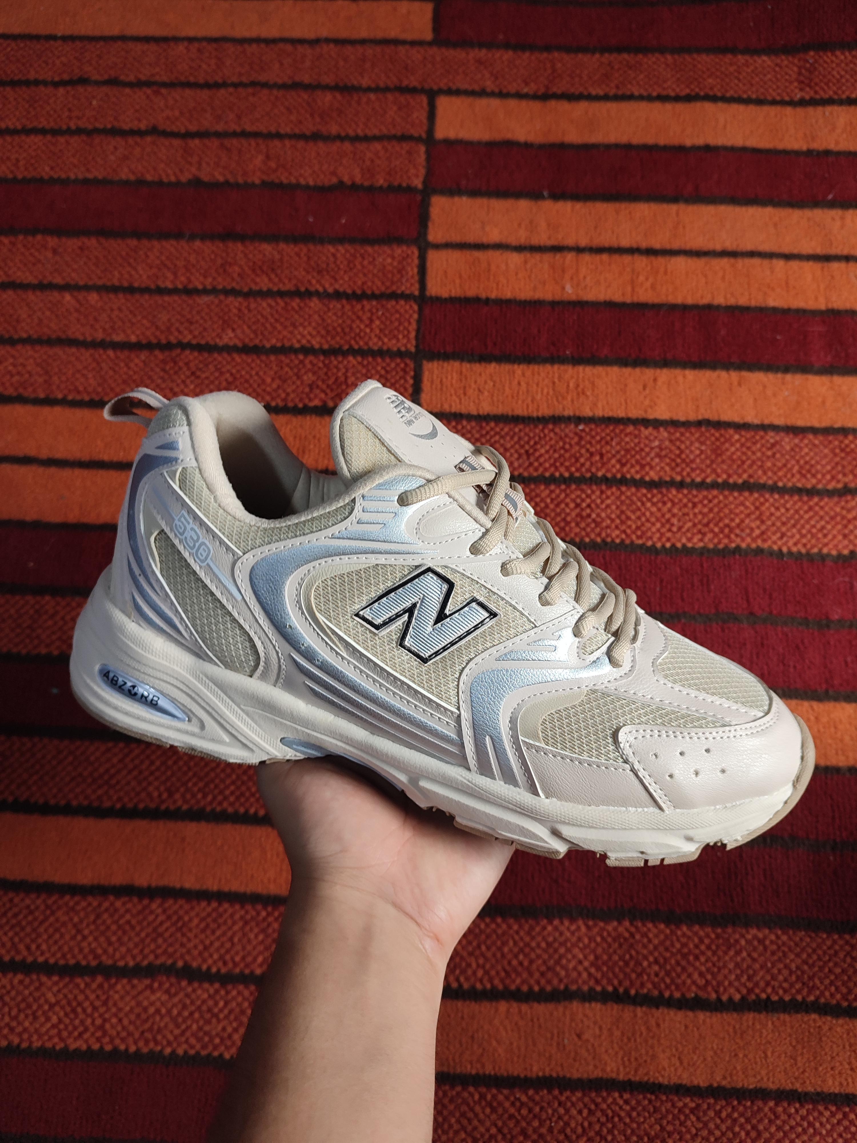 Zapatilla New Balance 530 color crema para hombre