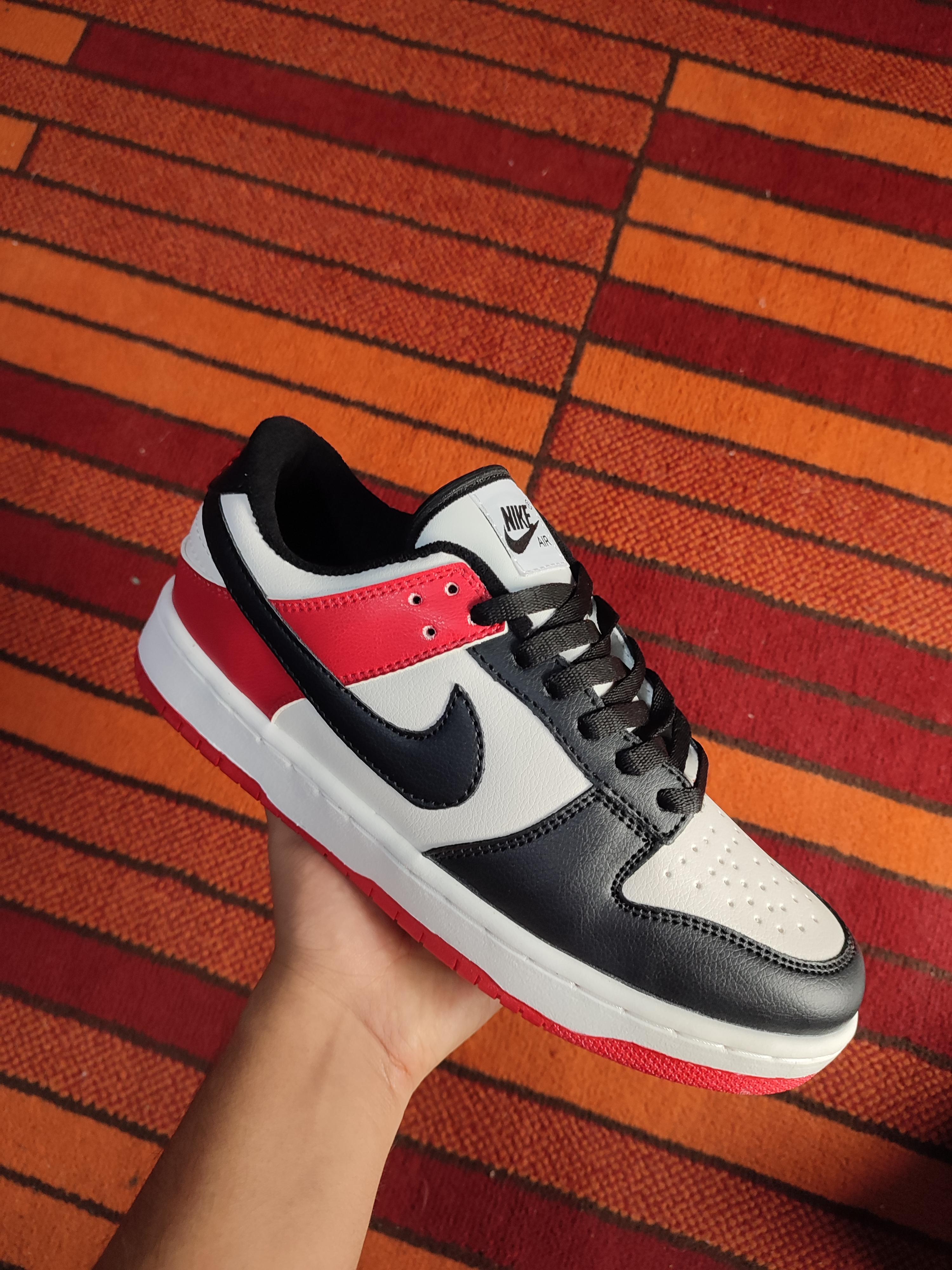 Zapatilla Nike Dunk Low suela roja